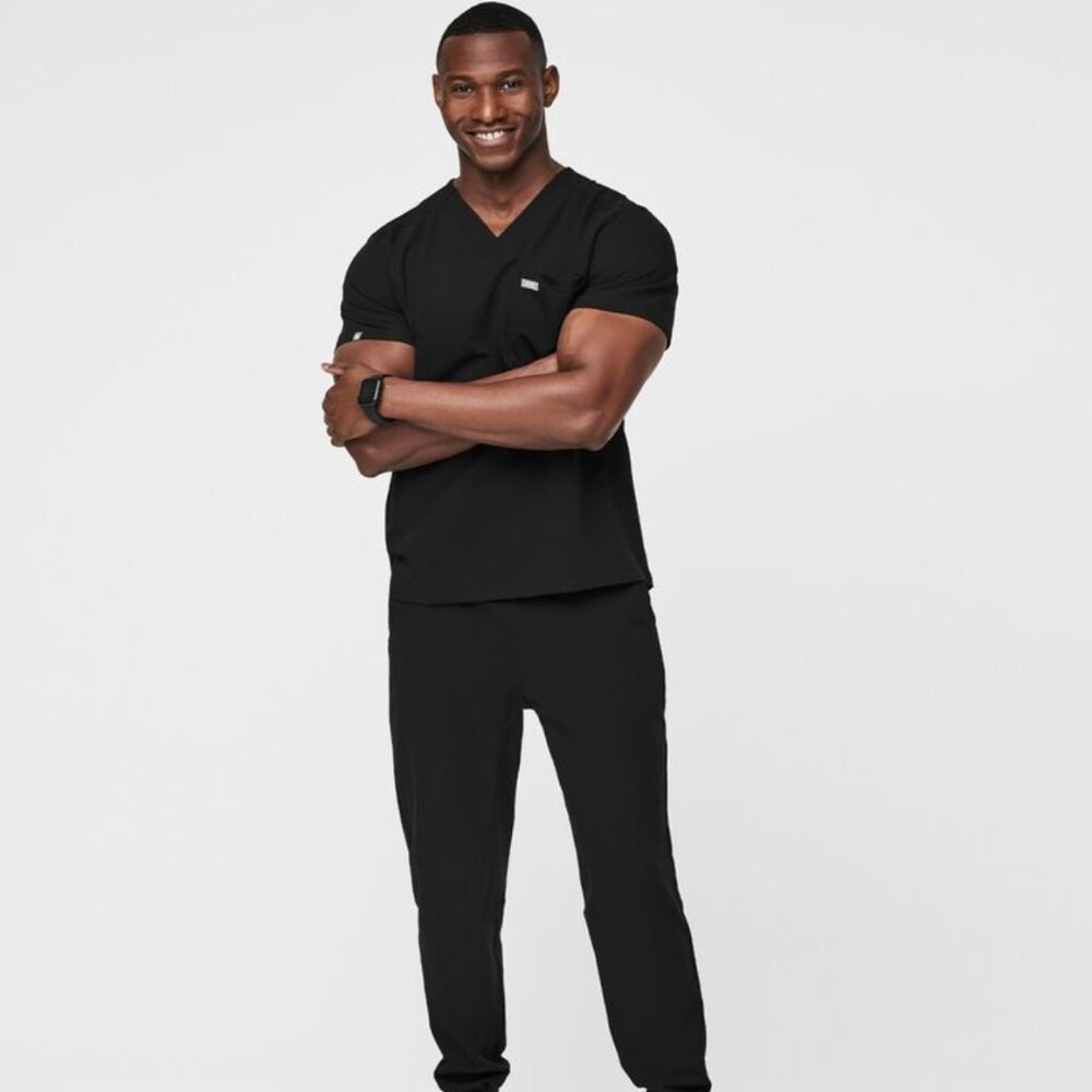 **NEW IN BOX** FIGS Men's Leon FreeX Two- Pocket scrub top LARGE BLACK